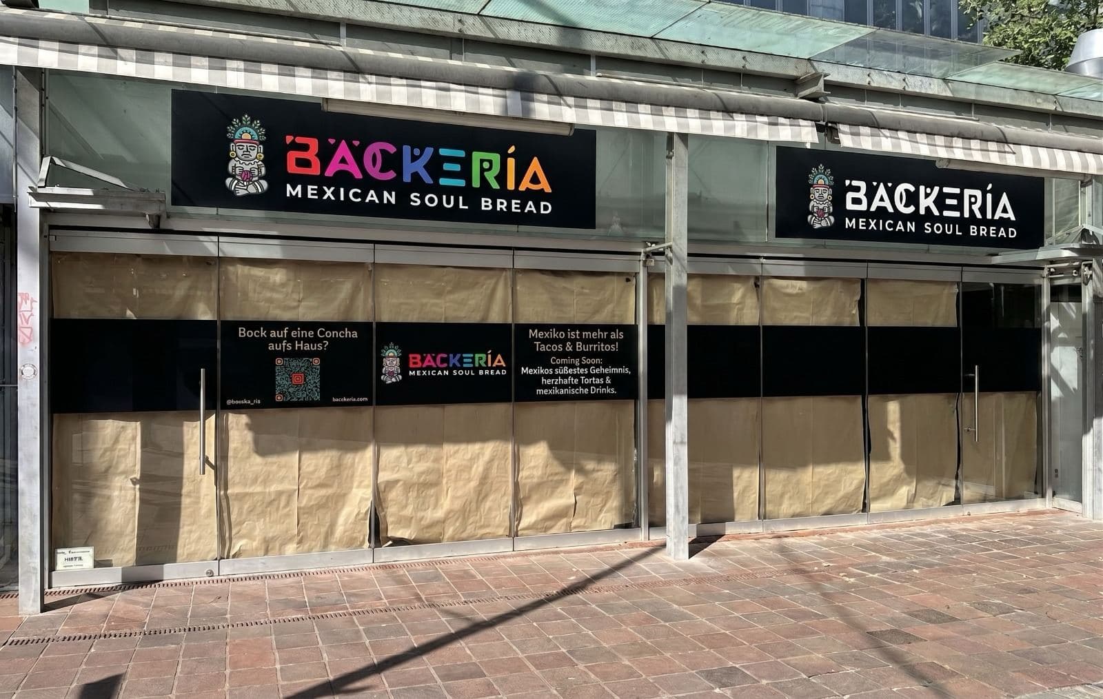 Schaufenster von Bäckería am Markt am Hanseatenhof mit Schildern „Bäckería – Mexican Soul Bread“